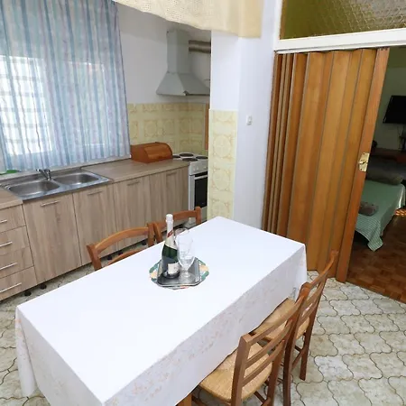 Tomasic With Balcony Apartment