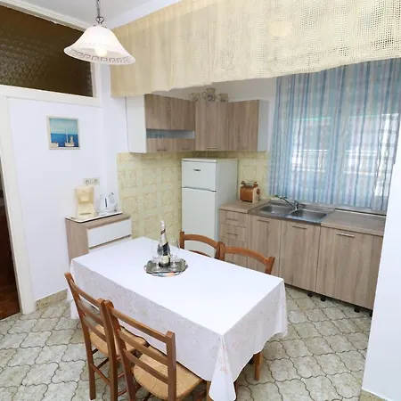 Tomasic With Balcony Apartment